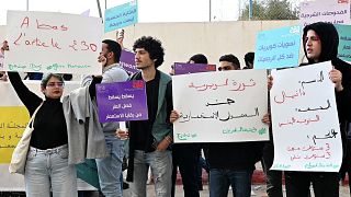 وقفة احتجاجية أمام محكمة في محافظة القيروان في وسط تونس تزامنا مع جلسة استئناف في قضية يتهم فيها ستة شبان بالمثلية الجنسية.
