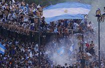 Aficionados argentinos esperan a la selección en las calles de Buenos Aires
