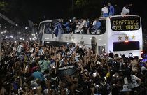 Mitten in der Nacht fuhr die Mannschaft in einem offenen Doppeldecker-Bus durch eine Menge feiernder Fans.