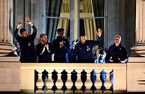 Die französische Nationalmannschaft präsentierte sich nach ihrer Rückkehr auf dem Balkon des Hotel Crillon in Paris