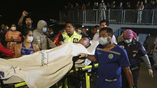 Ein gerettetes Bestatzungsmitglied der "HTMS Sukhothai" wird in Thailand an Land gebracht.