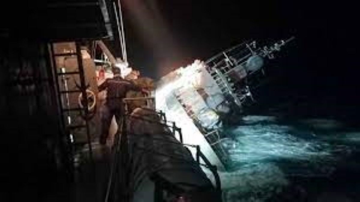 Navio de guerra tailandês HTMS Sukhothai, a afundar-se no Golfo da Tailândia