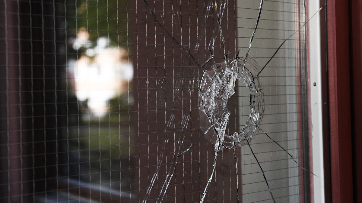 ثقب في باب زجاجي حيث قُتل رجل مصاب بمتلازمة داون برصاص الشرطة في ستوكهولم، السويد. 2018/08/02