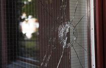 ثقب في باب زجاجي حيث قُتل رجل مصاب بمتلازمة داون برصاص الشرطة في ستوكهولم، السويد. 2018/08/02