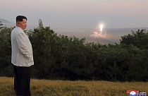 Kuzey Kore lideri Kim Jong Un ülkesinin gerçekleştirdiği füze denemelerini takip ederken