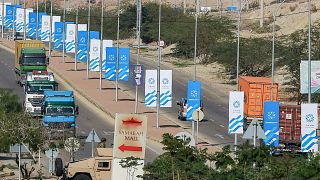 لافتات تحمل شعار "مؤتمر بغداد للتعاون والشراكة" في بلدة السويمة على ضفاف البحر الميت وسط غرب الأردن. 2022/12/18
