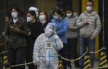 لجأت السلطات الصينية إلى إجراء فحوصات عشوائية في الشارع لمواجهة الوباء