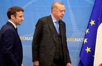 امانوئل مکرون و رجب طیب اردوغان در نشست دوجانبه پیش از نشست سران ناتو برای بحث در مورد تهاجم روسیه به اوکراین در مقر ناتو،۲۴مارس۲۰۲۲