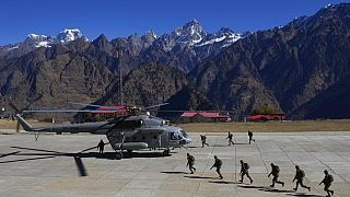 Bir tatbikat sonrası helikoptere doğru ilerleyen Hint askerler