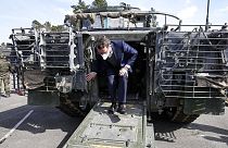 Hendrick Wuest kormányzó száll ki egy Puma tankból a Field Marshal Rommel Barracks katonai bázisaon tett áltogatása során 2022 március 30-án