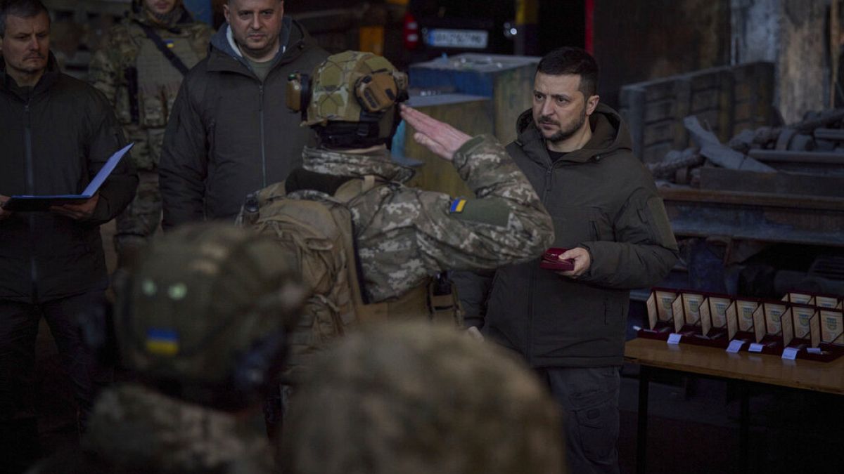 Der ukrainische Präsident hat einen überraschenden Truppenbesuch absolviert - im Epizentrum des Krieges in der Ukraine, in Bakhmut. 