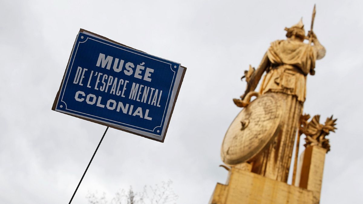 Placa exibida durante tour descolonial em Paris