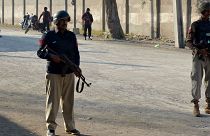 نیروهای پلیس پاکستان در بیرون پاسگاهی که گروه تحریک طالبان در آن دست به گروگانگیری زده بود