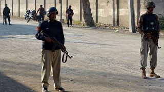 نیروهای پلیس پاکستان در بیرون پاسگاهی که گروه تحریک طالبان در آن دست به گروگانگیری زده بود