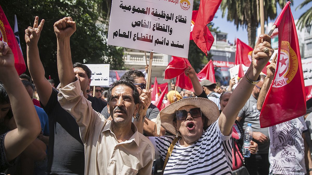أنصار الاتحاد العام التونسي للشغل خلال تجمع حاشد خارج مقره في تونس العاصمة ، الخميس 16 يونيو 2022.