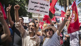 أنصار الاتحاد العام التونسي للشغل خلال تجمع حاشد خارج مقره في تونس العاصمة ، الخميس 16 يونيو 2022.