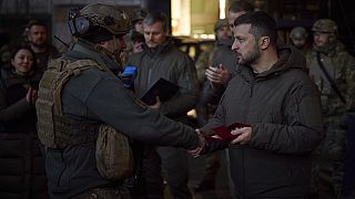 الرئيس الأوكراني مقلدًا أحد الجنود وسامًا