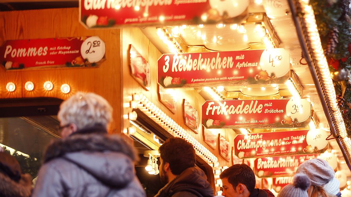 A frankfurti karácsonyi vásáron 2014. december 13-án, szombaton az emberek sorban állnak az emberek különféle ételeket kínáló standoknál