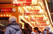A frankfurti karácsonyi vásáron 2014. december 13-án, szombaton az emberek sorban állnak az emberek különféle ételeket kínáló standoknál