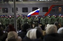 Frissen besorozott orosz katonák indulnak az ukrán frontra december 2-án