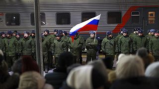 Frissen besorozott orosz katonák indulnak az ukrán frontra december 2-án