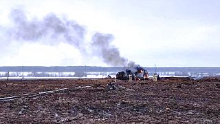 Tűzoltók dolgoznak a gázrobbanás helyszínén.