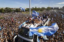 La foule entoure le bus des tri-campeones argentins à Buenos Aires, le 20/12/2022