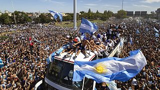 La foule entoure le bus des tri-campeones argentins à Buenos Aires, le 20/12/2022