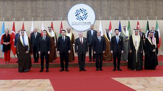 قادة الدول المشاركة في مؤتمر بغداد الثاني للتعاون والشراكة المنعقد في الأردن. 
