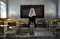 Une jeune Afghane dans son école