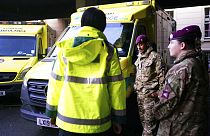 Katonákat képeznek ki egy mentőautóban a sztrájkoló mentősök helyettesítésére Londonban 2022. december 20-án