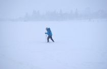 Ein Mann im Schnee auf Skiern bei Reykjavik, Island