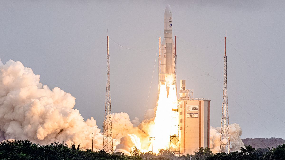 صاروخ أريان 5 من أريان سبيس في منصة الإطلاق، في مركز غويانا للفضاء. 2022/12/25 