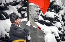Stalins Büste ist mit Schnee bedeckt.