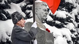 Stalins Büste ist mit Schnee bedeckt.