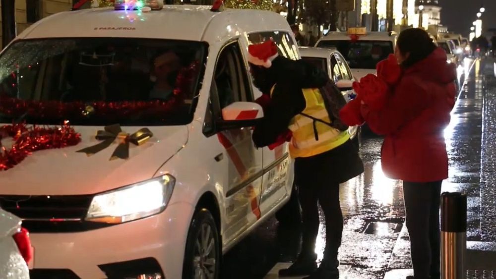 España, ancianos en un taxi, gratis, para admirar las decoraciones navideñas