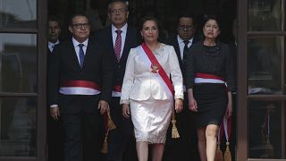 رئيسة بيرو دينا بولوارتي وأعضاء مجلس الوزراء المعينون حديثًا في القصر الحكومي في ليما، بيرو