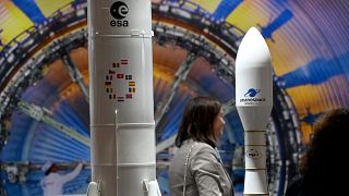 73. Uluslararası Astronotik Kongresi'nde sergilenen Ariane 6 fırlatıcı (Sol) ve Vega-C fırlatıcı modelleri