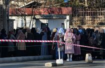 Taliban yönetiminin kadınların üniversitelerde eğitim almasını yasaklamasının ardından öğrenciler kapıdan içeri alınmadı
