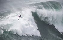 El surfista francés Eric Rebiere surfea una ola durante el Tudor Nazare Tow Surfing Challenge en Praia do Norte en Nazaré, Portugal. 10 de febrero de 2022