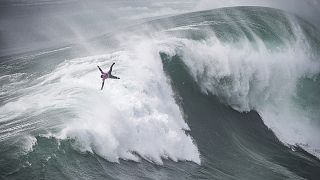 El surfista francés Eric Rebiere surfea una ola durante el Tudor Nazare Tow Surfing Challenge en Praia do Norte en Nazaré, Portugal. 10 de febrero de 2022