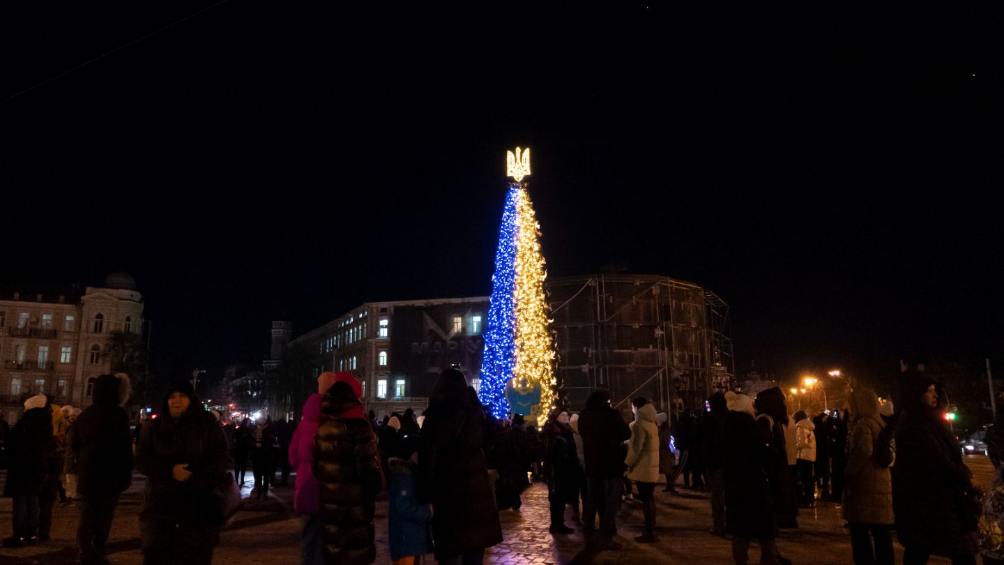 Miles de ucranianos se preparan para pasar la Navidad lejos de sus familias  | Euronews