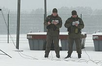 Soldados en la valla que separa Lituania y Bielorrusia