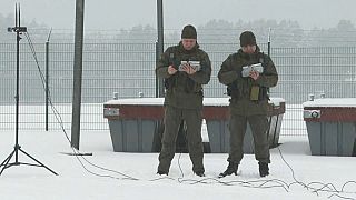 Soldados en la valla que separa Lituania y Bielorrusia