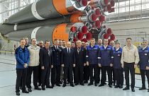 عکس یادگاری ولادیمیر پوتین با کارکنان سازمان فضایی روسیه