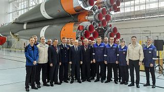 عکس یادگاری ولادیمیر پوتین با کارکنان سازمان فضایی روسیه