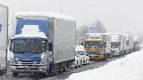 توقف حركة السير على أحد الطرق بسبب تساقط الثلوج بكثافة يوم الثلاثاء 20 ديسمبر/كانون الأول 2022 في ناجاوكا، محافظة نيجاتا، شمال اليابان.