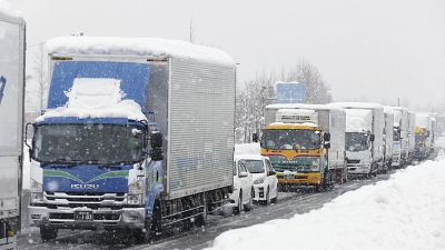 توقف حركة السير على أحد الطرق بسبب تساقط الثلوج بكثافة يوم الثلاثاء 20 ديسمبر/كانون الأول 2022 في ناجاوكا، محافظة نيجاتا، شمال اليابان.