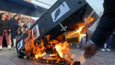Des manifestants brûlent le cercueil fictif de la présidente Dina Boluarte, à Cuzco