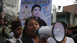  جنازة جون ميندوزا، 34 عامًا، الذي قُتل خلال الاحتجاجات ضد الرئيسة الجديدة دينا بولوارت، في أياكوتشو، بيرو.